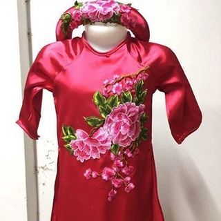 áo dài cách tân chất liệu lụa phi phối hoa thêu cho béem về hai mầu đỏ hồng rất đẹp đủ sz cho bé nhé