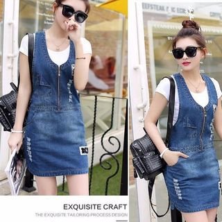 Đầm jean yếm thêu logo phối dây kéo