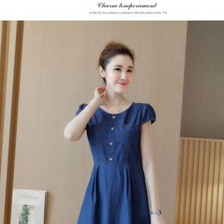 Đầm jean xòe cổ tròn phối túi