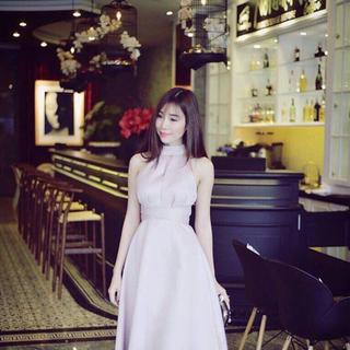 Đầm form dài cổ yếm