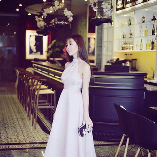 Đầm form dài cổ yếm