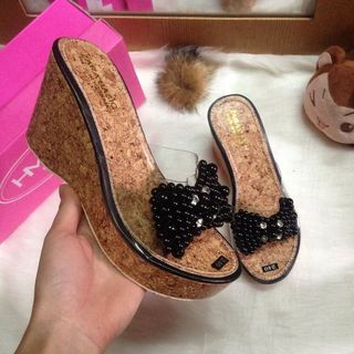 Lê đế xuồng nơ cườm hạt