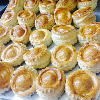 Bánh pateso nhân thịt 55k/hộp/10 cái