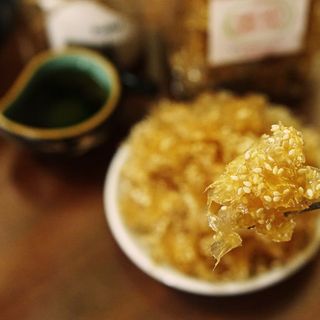 Mứt gừng dẻo mè rang
