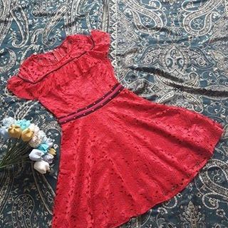 Đầm ren xòe trên gối viền đen