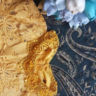 đầm ren xòe trên gối cổ kết hạt