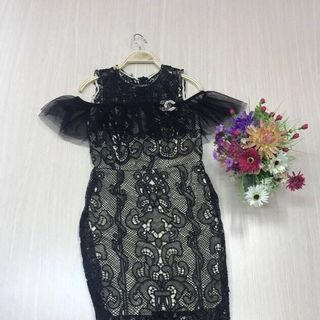 Đầm body ren hở vai phối lưới