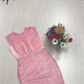 Đầm ren body sát nách