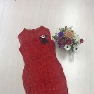 Đầm ren body sát nách