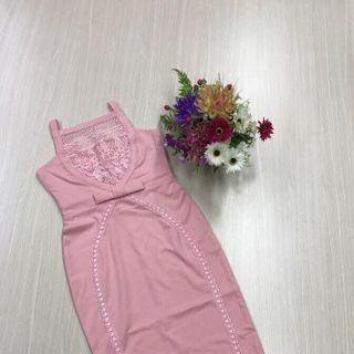 Đầm body cổ yếm phối ren