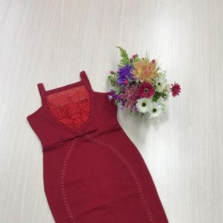Đầm body cổ yếm phối ren