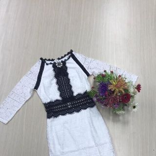 Đầm body ren tay lỡ