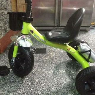 Xe ba bánh có bình nước cho trẻ nhỏ