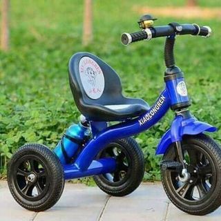 Xe ba bánh có bình nước cho trẻ nhỏ
