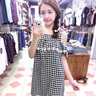 Đầm sọc hở vai