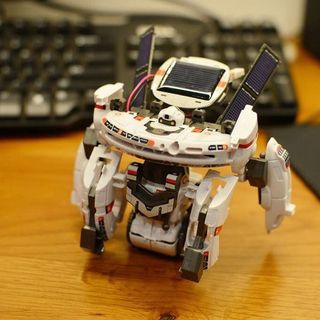 Robot lắp ráp 7in1 năng lượng mặt trời