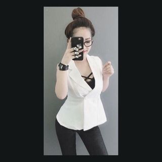 Khoác vest cụt tay sành điệu