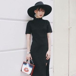 Đầm cổ lọ đen xẻ tà tay ngắn