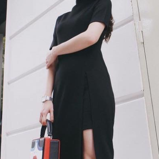 Đầm cổ lọ đen xẻ tà tay ngắn