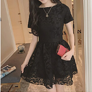 Đầm ren xoè