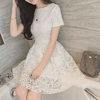 Đầm ren xoè