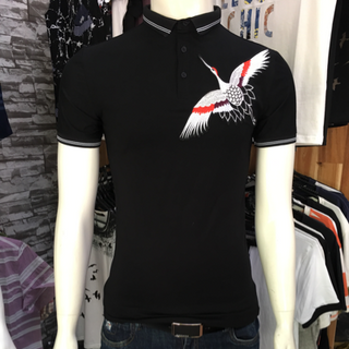 Áo thun cổ thêu hình