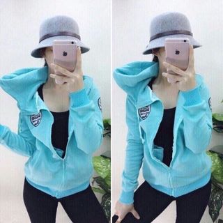 Áo khoác ka ki nữ màu xanh lá có hình tròn ở cánh tay