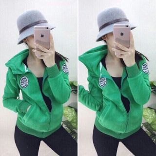 Áo khoác ka ki nữ màu xanh lá có hình tròn ở cánh tay