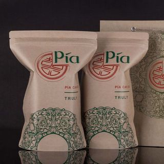 Cặp pía can xại truyền thống và trứng muối