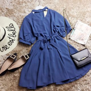 Đầm kate phối cổ chocker