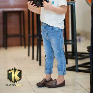 Quần jeans phong cách cho bé