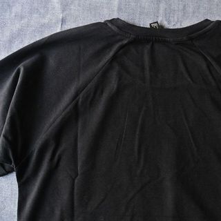 Áo thun phom rộng unisex gấp lai tay