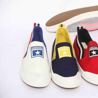 Giày slip on họa tiết