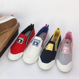 Giày slip on họa tiết