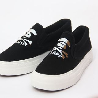 Giày slip on nữ hình đầu lâu