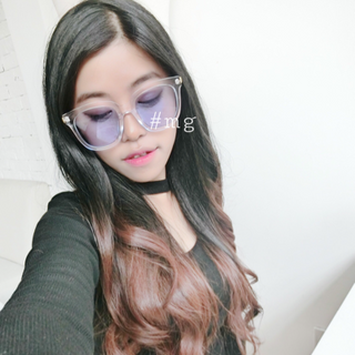 Kính v trong màu gọng kim loại