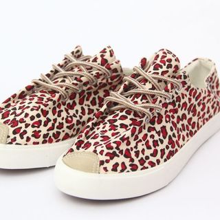 Giày slip on chấm bi