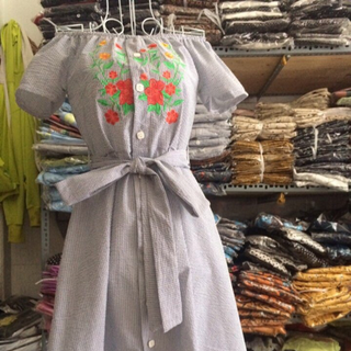 Đầm xoè trễ vai thêu hoa y hình