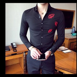 Áo sơ mi in họa tiết nụ hôn