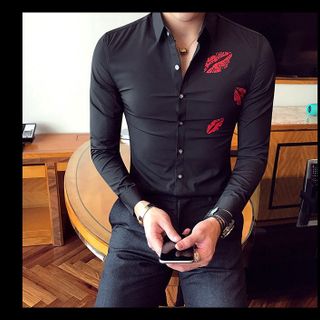 Áo sơ mi in họa tiết nụ hôn