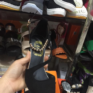 Giày cao gót siêu chất đi rất sang và nổi chân