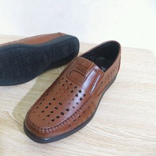 Giày da bò đục lỗ đi mùa hè 2 màu đen và vàng da bò