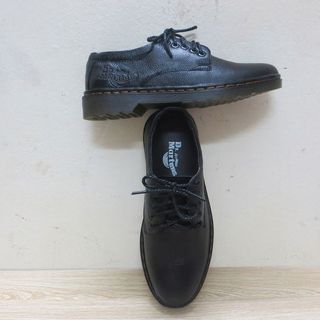 Giày đốc gót đen và màu da bò