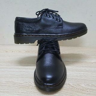 Giày đốc gót đen và màu da bò