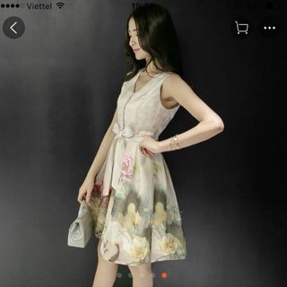 Đầm đính nút hở eo