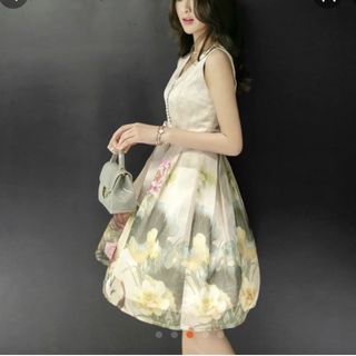 Đầm đính nút hở eo