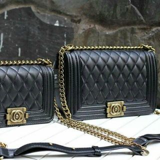 Chanel Boy khóa đồng chuẩn