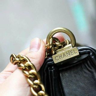 Chanel Boy khóa đồng chuẩn