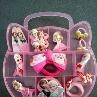 Cột tóc bé gái