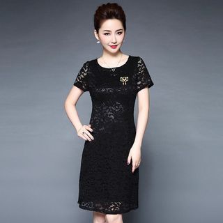 Đầm ren dự tiệc Cherry đen đính phụ kiện cài áo thời trang
